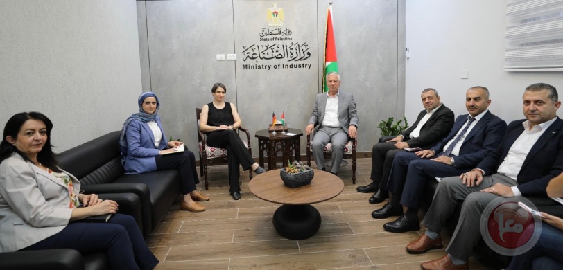 وزير الصناعة يبحث مع الممثلية الألمانية سبل تعزيز التعاون الصناعي والاقتصادي