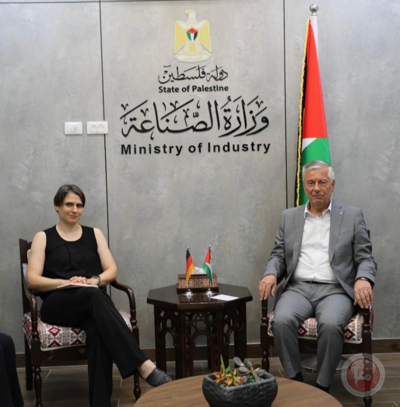 وزير الصناعة يبحث مع الممثلية الألمانية سبل تعزيز التعاون الصناعي والاقتصادي