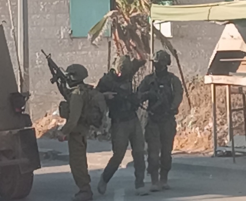 إصابات بالاختناق ومستوطنون يطردون مزارعين من أرضهم في بيت أمر