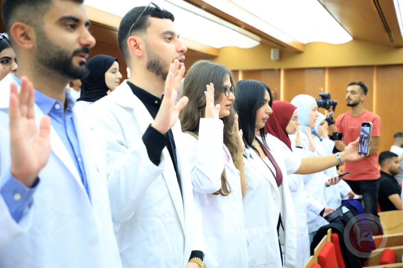طلبة كلية طب الأسنان في الجامعة العربية الأمريكية يؤدون قسم المهنة