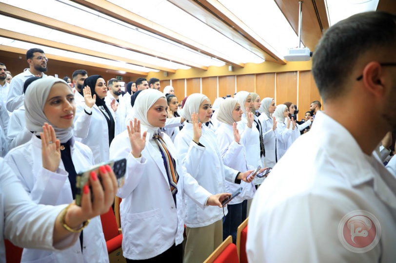 طلبة كلية طب الأسنان في الجامعة العربية الأمريكية يؤدون قسم المهنة