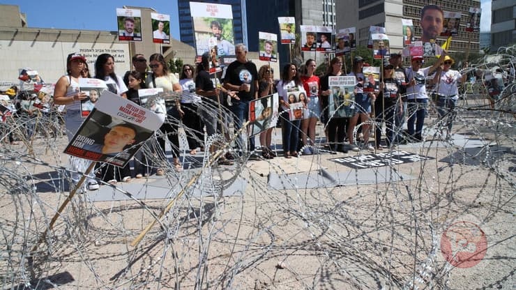 ويتكوف في ساحة الاسرى..عائلاتهم يطلبون وقف الجنون بغزة وإبرام صفقة تبادل 
