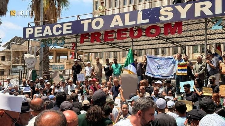  آلاف الدروز يتظاهرون في السويداء بسوريا حاملين علم إسرائيل