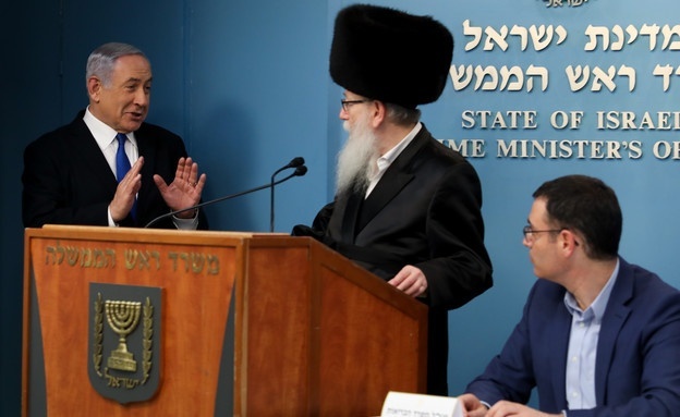 وزير الصحة الإسرائيلي إلى جانب نتنياهو خلال مؤتمر صحفي 