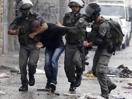 الاحتلال يعتقل 10 مواطنين ويستدعي وزير القدس للتحقيق