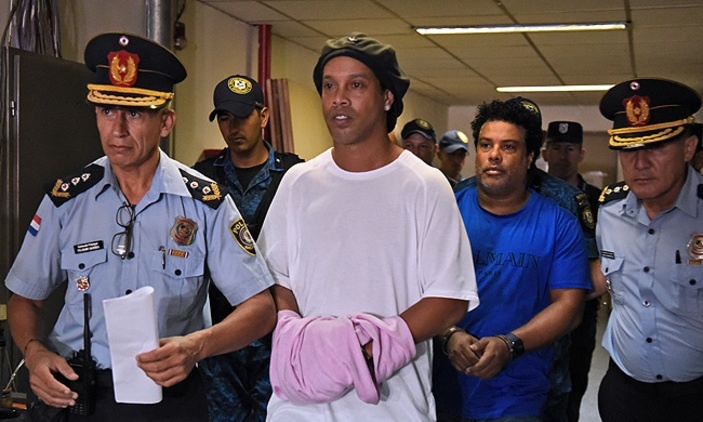 النجم البرازيلي رونالدينيو يغادر السجن