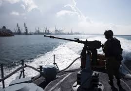 زوارق الاحتلال تستهدف الصيادين ببحر شمال القطاع
