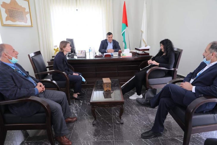 رئيس بلدية بيت لحم يطلع مديرة شؤون الأونروا على أوضاع المحافظة