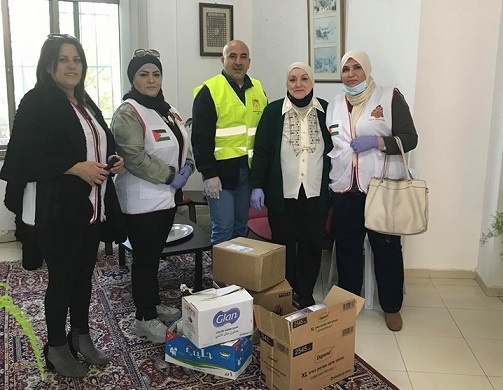 التنمية الاجتماعية وجمعية مدرسة الأمهات يوزعان سلة صحية وغذائية للمراكز الايوائية