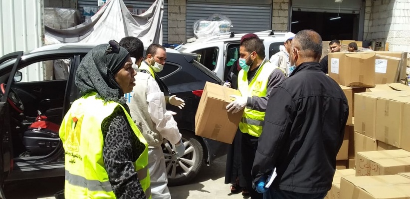 التنمية الاجتماعية والاغاثة الاسلامية توزعان طرودا الايتام بمحافظة نابلس  