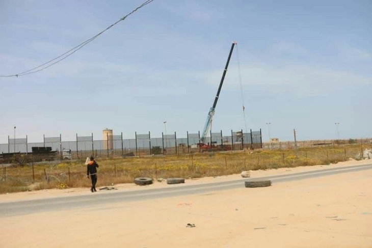 الجيش المصري يعزز الجدار الاسمنتي باخر معدني على حدود رفح