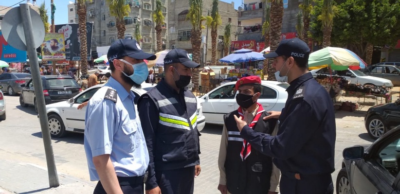 الشرطة بغزة تحرر مخالفات وتغلق محلات وتوقف مواطنين لمخالفة إجراءات الوقاية