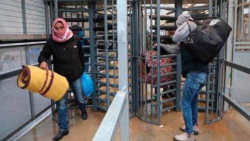 اسرائيل توافق على دخول 48 ألف عامل بشرط المبيت طيلة شهر رمضان