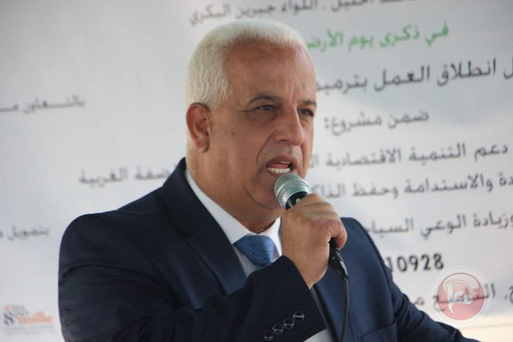 محافظ الخليل: السماح بفتح محالات الملابس والاحذية