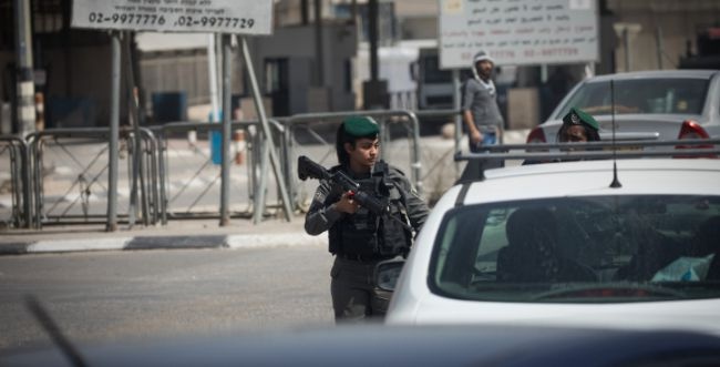 The occupation arrests a young man at Qalandia checkpoint
