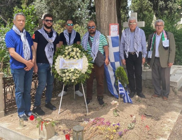 وفد من الجالية الفلسطينية باليونان يزور ضريح المناضل مانوليس غليزوس