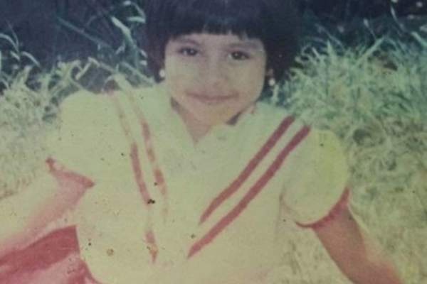 خمنوا من هي هذه الطفلة التي أصبحت من أبرز الفنانات
