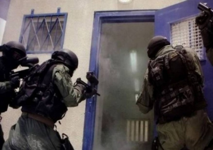 توتر في سجن عوفر بعد إقتحامه من قبل قوات القمع 