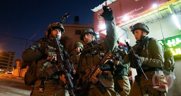  الاحتلال يعتقل 13 مواطناً من الضفة بينهم جريح