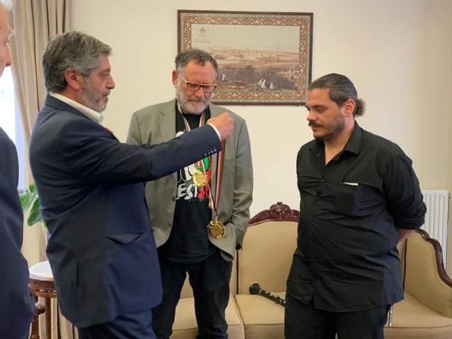 اليونان.. السفير طوباسي يقلد عددا من الفنانين وسام السفارة