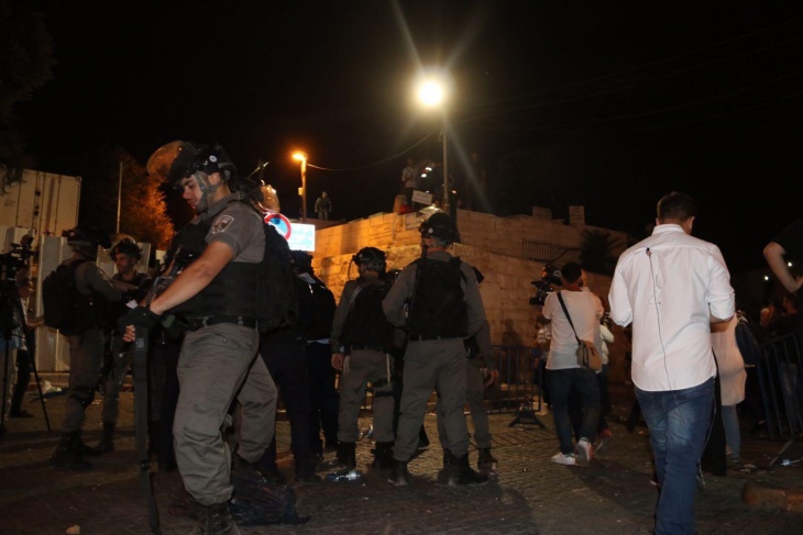 قوات الاحتلال تعتدي على المصلين في منطقة باب الاسباط