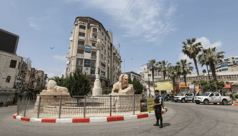 المحافظ غنّام توضّح بشأن الحواجز والإغلاق في رام الله