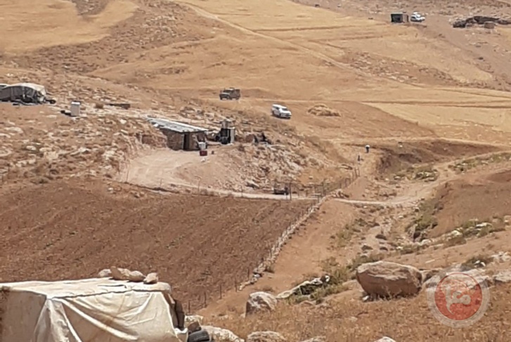 الاحتلال يهدم غرفا زراعية ويجرف أراض ويسلم اخطارات هدم جنوب وغرب الخليل