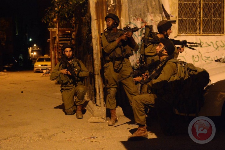 اصابة شاب- قوات الاحتلال تعتقل 12 مواطنا