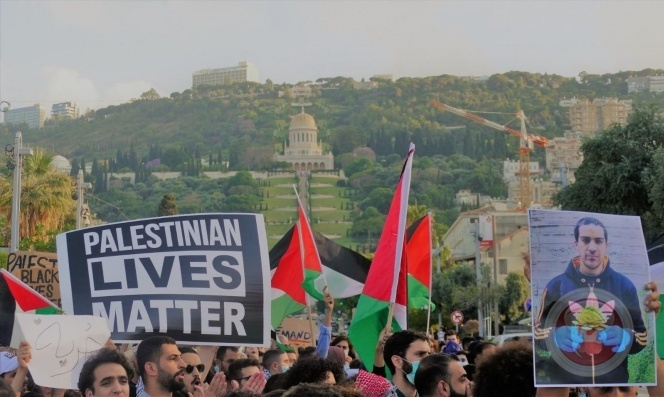 شاهد- علم فلسطين يرفع في حيفا وسط تواصل للاحتجاجات ضد الاعدامات الميداينة 