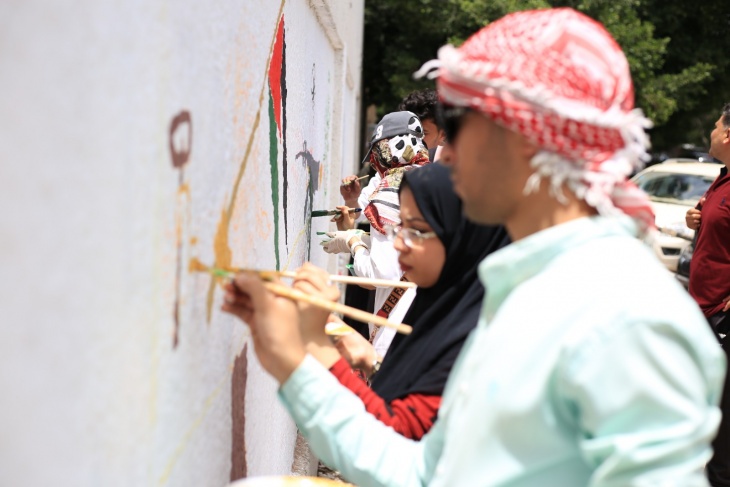 غزة.. جدارية بعنوان &quot;فلسطين في مواجهة الاحتلال وجائحة كورونا&quot; 
