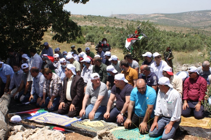 مواطنون يؤدون صلاة الجمعة على أرض مهددة في قرية حارس