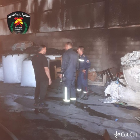 اطفائية بلدية الخليل تخمد نيرانا اندلعت في مصنع غرب الخليل