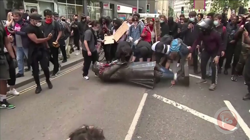 متظاهرون ببريطانيا يرمون تمثال &quot;تاجر الرقيق&quot;و الحكومة تتوعدهم بالعنف... فيديو