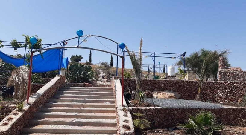 الاحتلال يخطر منشآت في قرية حارس بالهدم