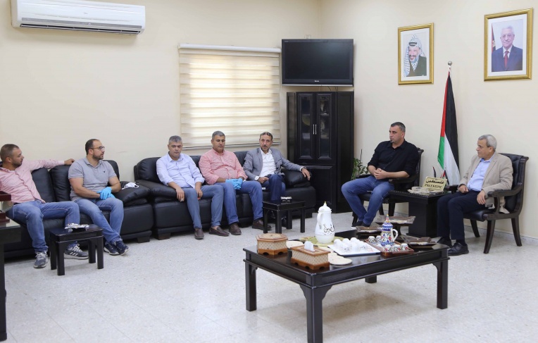  محافظ قلقيلية يلتقي وفدا من &quot;جذور للإنماء الصحي والاجتماعي&quot;