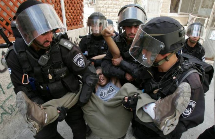 قوات الاحتلال تُعنف 4 أسرى وتُنكل بهم أثناء اعتقالهم