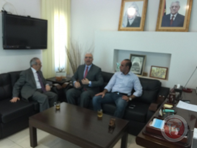خالد يبحث التطورات السياسية مع القنصل المصري لدى فلسطين