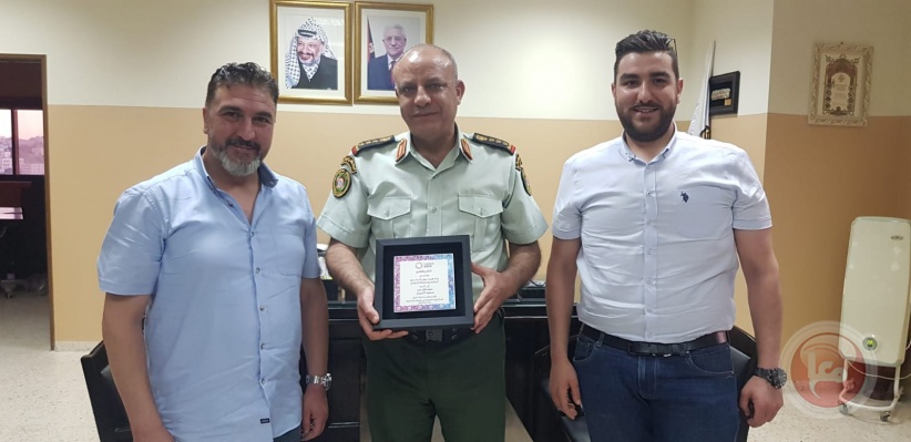 قائد منطقة الخليل يستقبل مجموعة من رجال الاعمال