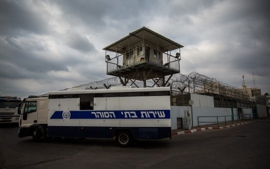 ادارة سجون الاحتلال تشدد من اجراءاتها بحق الاسرى في &quot;عيادة الرملة&quot;
