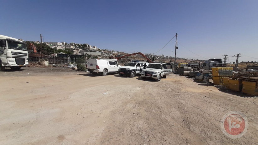 قوات الاحتلال تصادر قطعة ارض في سلوان  وتوزع اوامر هدم في العيسوية 