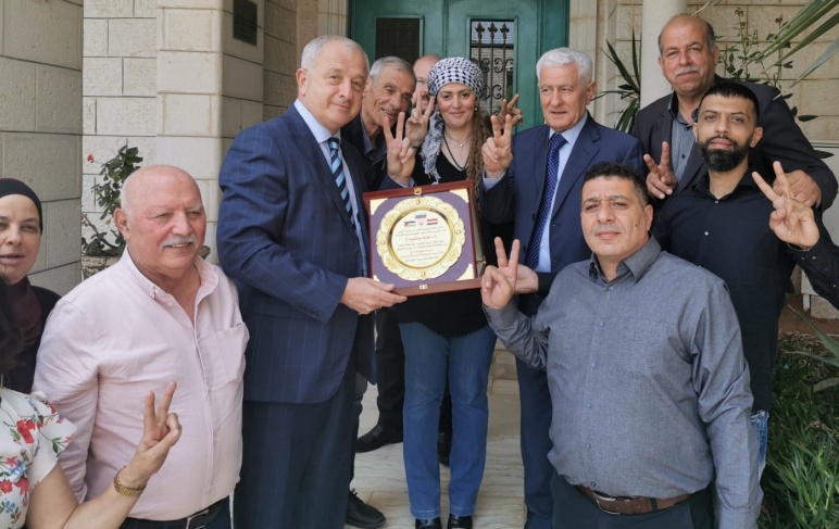 السفير الروسي يرفع اشارة النصر مع اعضاء وفد اللجنة الشعبية للدفاع عن سورية في فلسطين
