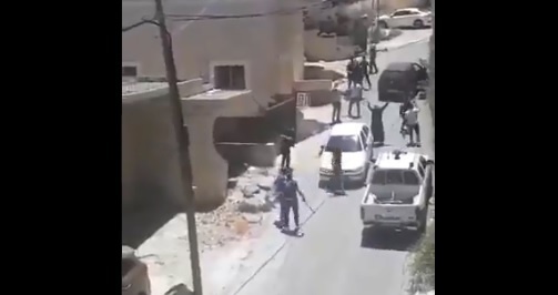 الشرطة والنيابة تحققان بمقتل مواطن في العيزرية