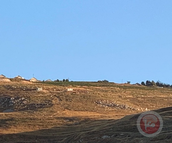 مستوطنون يضعون منزلين متنقلين  جنوب نابلس
