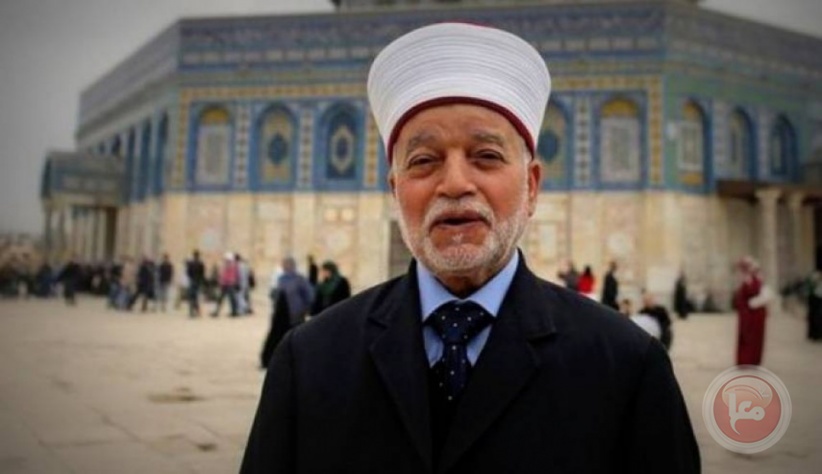 المفتي: تباعد الصفوف جائز ولا مانع من ارتداء الكمامة والقفازات في الصلاة