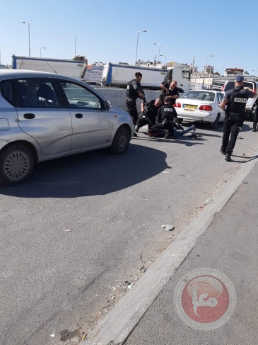 إصابة حارسيْ أمن إسرائيليين واعتقال شابين على حاجز قلنديا 