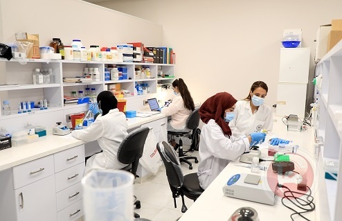 الجامعة العربية الأمريكية ووزارة الصحة تطلقان مشروع بحثي لدراسة التسلسل الجيني لفيروس كورونا