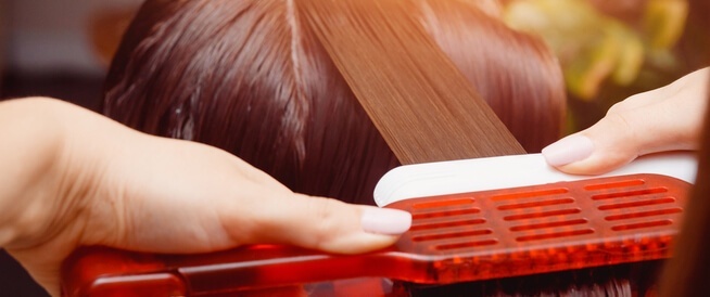 فرد الشعر بالبروتين: فوائد وأضرار