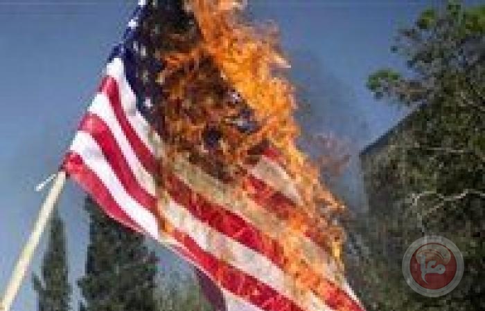 حرق العلم الأمريكي قرب البيت الأبيض بعد خطاب ترامب