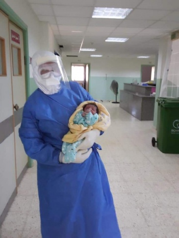 طاقم طبي حكومي يجري عملية ولادة قيصرية لمريضة كورونا بنجاح