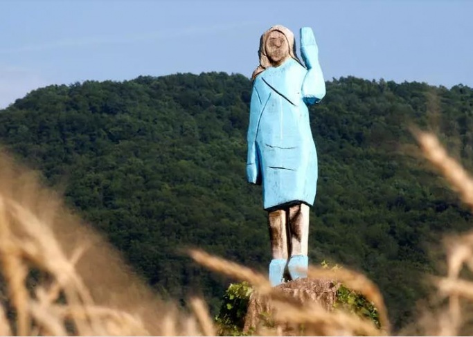 بعد وصفه بـ&quot;فزاعة الطيور&quot;: إحراق تمثال ميلانيا ترامب في مسقط رأسها سلوفينيا